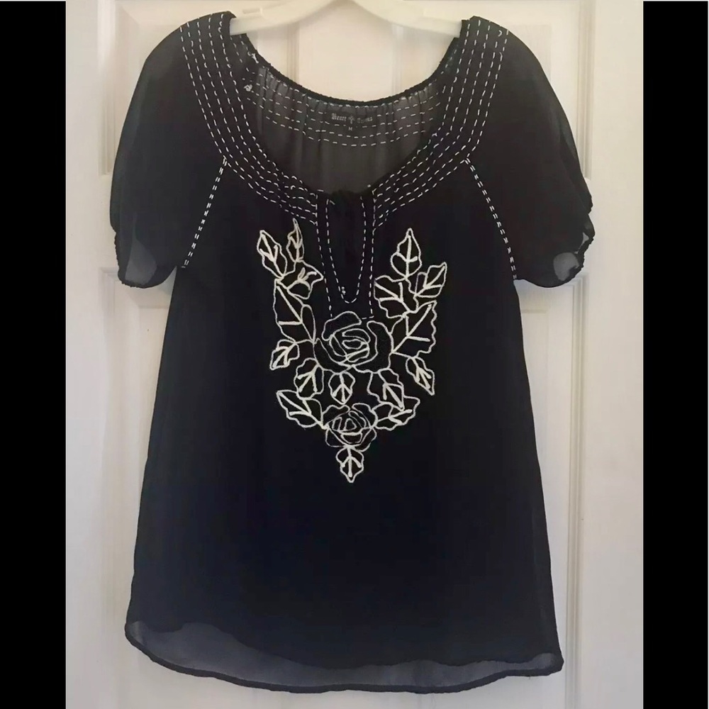 HEART OF CROWNS Gorgeous Black Top White Stitching
